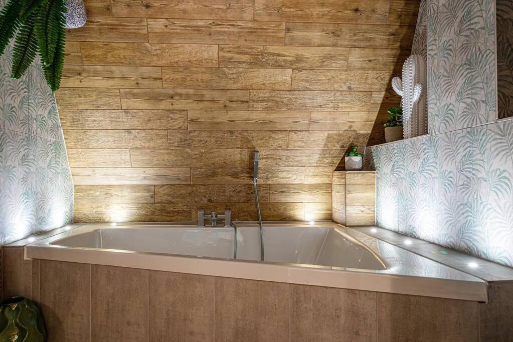 Style & Opulence In Georgian Chapel W Parking Apartment Bath Exterior photo